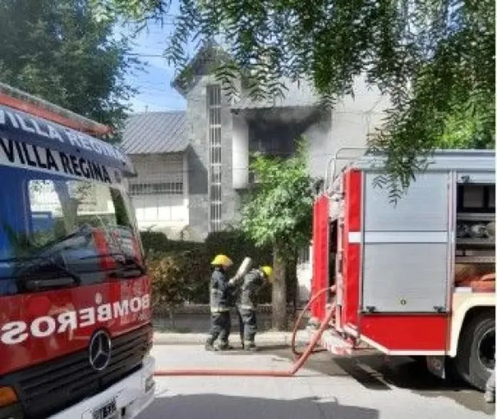 Video: rescataron a un hombre tras el incendio de su vivienda