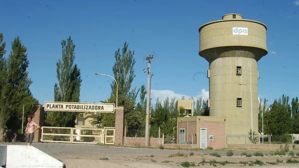 Impresionante vuelco: intentó pasar a un camión y terminó dentro del canal de riego
