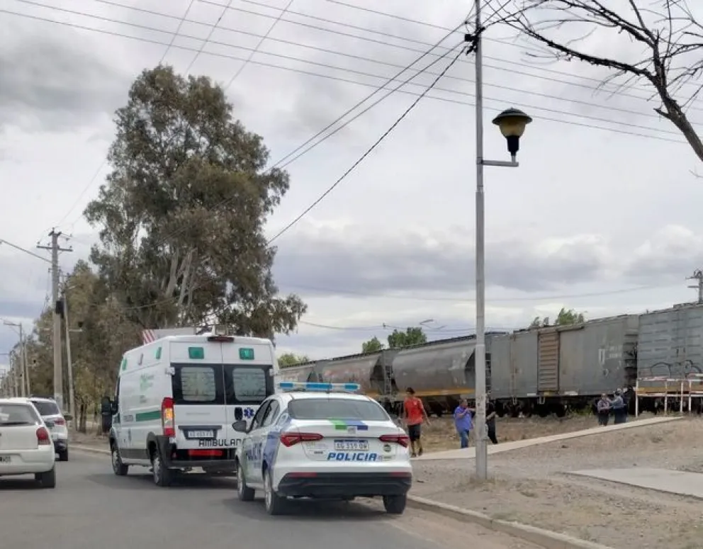 Milagro: ciclista cruzó las vías y casi lo atropella el tren