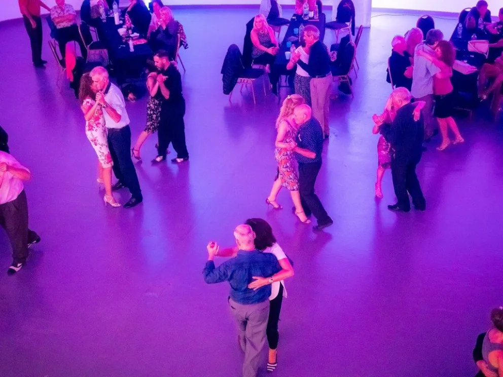 Tango bajo las estrellas en el Complejo Cultural Cipolletti
