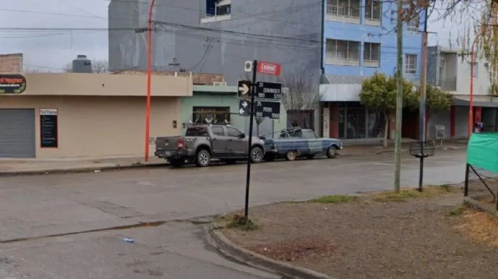Una ciclista fue embestida por un auto en Cipolletti y se salvó de milagro
