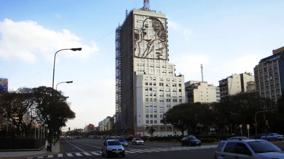 Gobierno analiza demoler el edificio con la imagen de Evita sobre la 9 de Julio