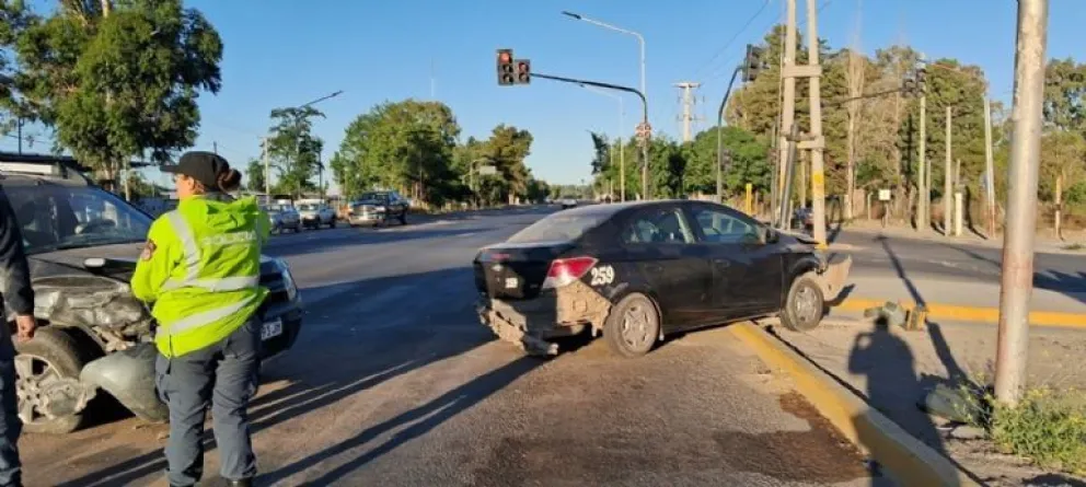 Fuerte choque entre dos autos sobre Avenida Mosconi 
