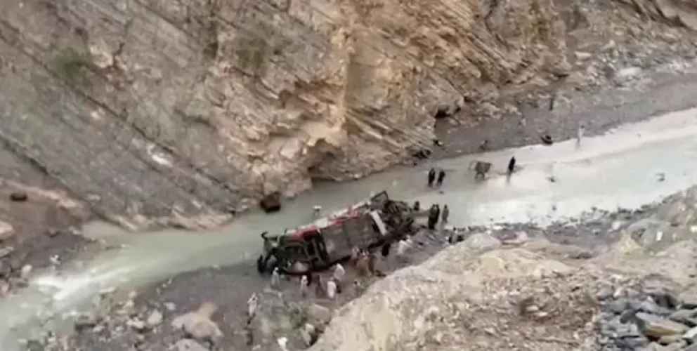 Pakistán: 27 personas regresaban de una boda, el micro cayó por un barranco y sólo sobrevivió la novia