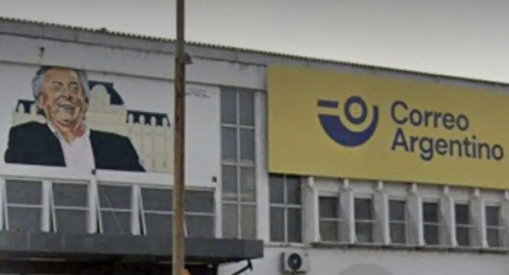 Milei mandó tapar un mural de Néstor Kirchner en la sede del Correo Argentino 