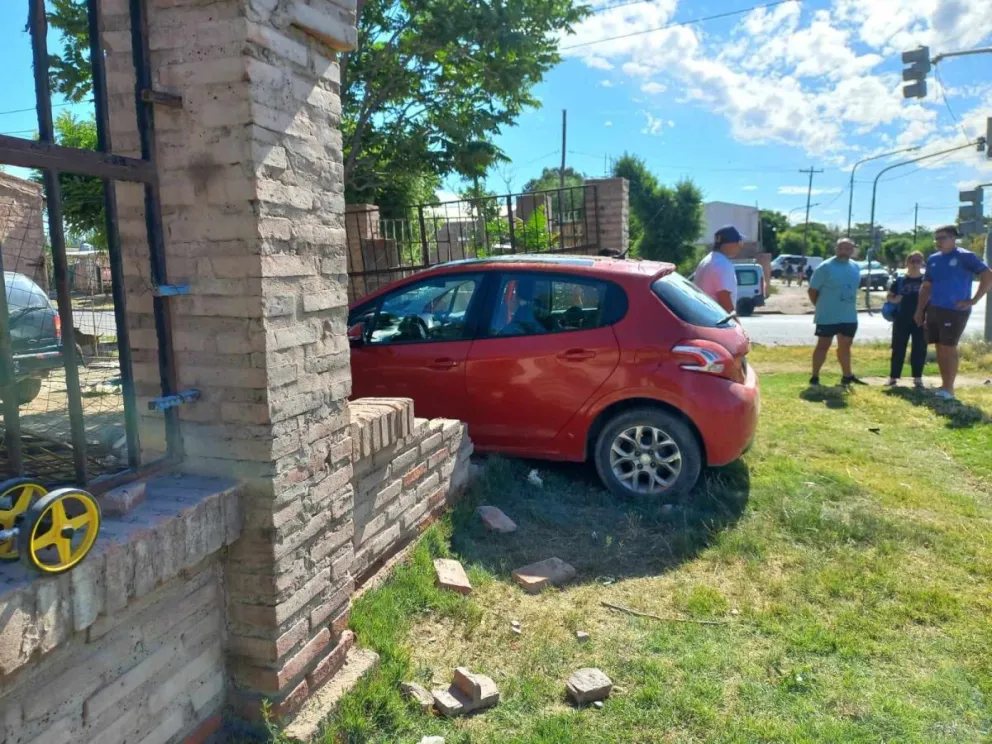 Se descompensó al volante: un auto terminó en el interior del patio de una casa