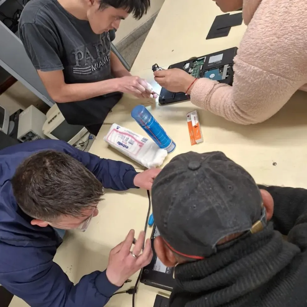 La alternativa de aprender un oficio: el CCT N° 6 presenta la muestra anual de trabajos