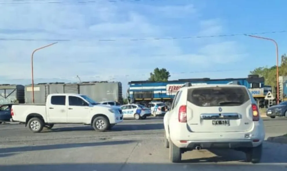 Por apurado, terminó chocando con el tren que transportaba cemento