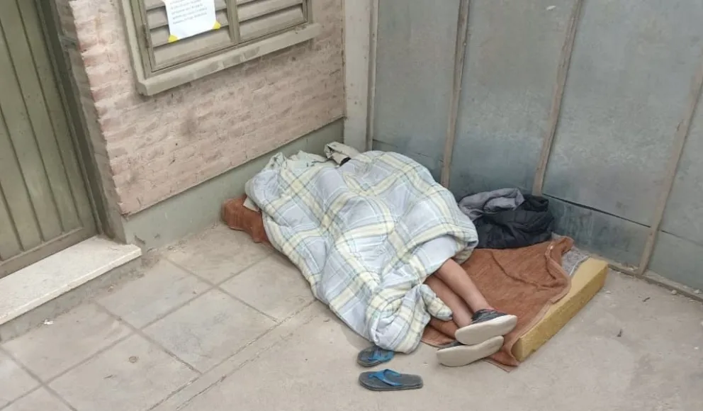 Suspendieron las clases en el CET 30: una pareja en busca de trabajo tomó el secundario