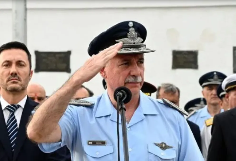 El jefe de la Fuerza Aérea fue echado por "uso indebido de aviones y presunto acoso"