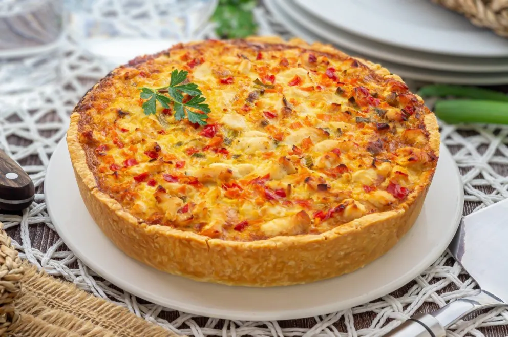 Un almuerzo distinto: tarta de verduras con masa de pollo 
