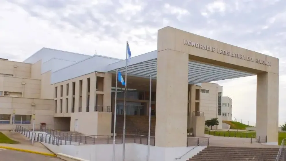 Allanaron la Legislatura Neuquina e investigan al hermano de la vicegobernadora