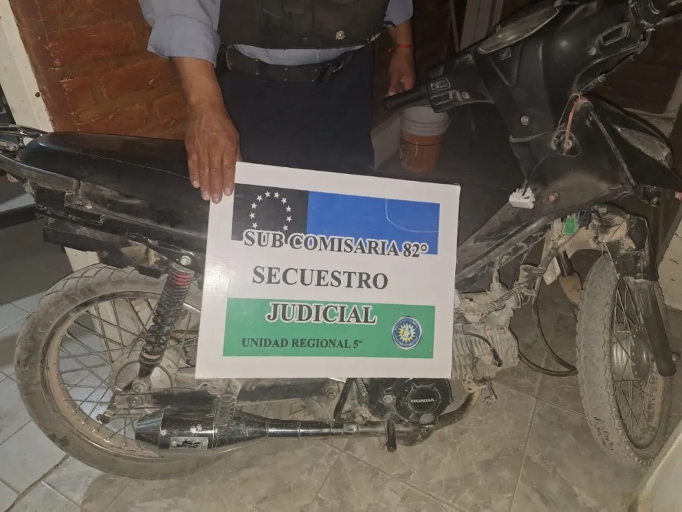 Completito: Andaba en una moto robada, sin casco y trató de escapar a un control
