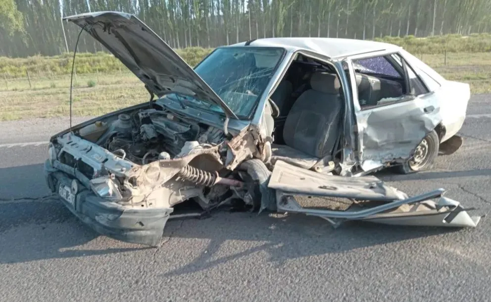 Ruta 22: un motociclista y un automovilista chocaron esta mañana en Huergo y en Godoy
