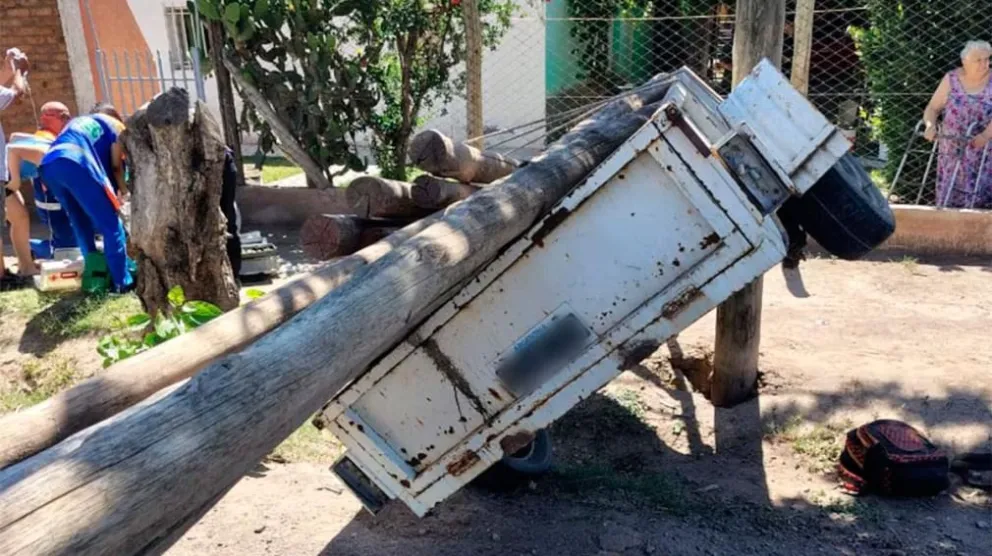 Un tráiler cargado de troncos se desprendió de una camioneta y mató a una mujer 