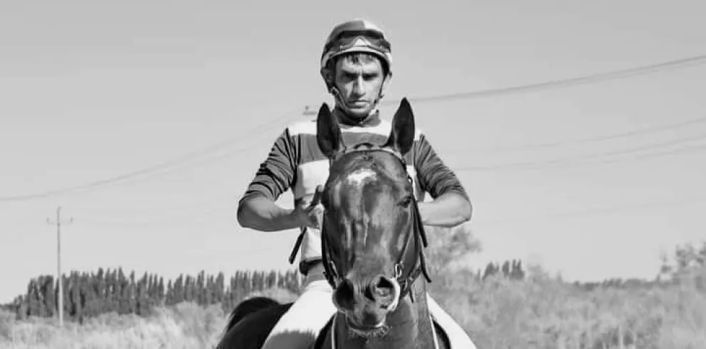 Quién era Roberto Ibáñez, el jockey cipoleño que murió en plena carrera de caballos en Regina 