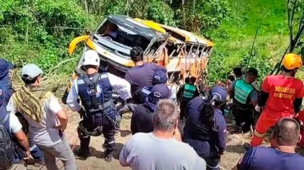 Tragedia en Perú: un micro escolar cayó por un precipicio y murieron 11 personas  