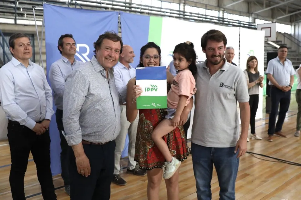 Nuevas obras clave en Cipolletti: inauguraron un nuevo salón Multipropósito y entregan lotes con servicios a 82 familias