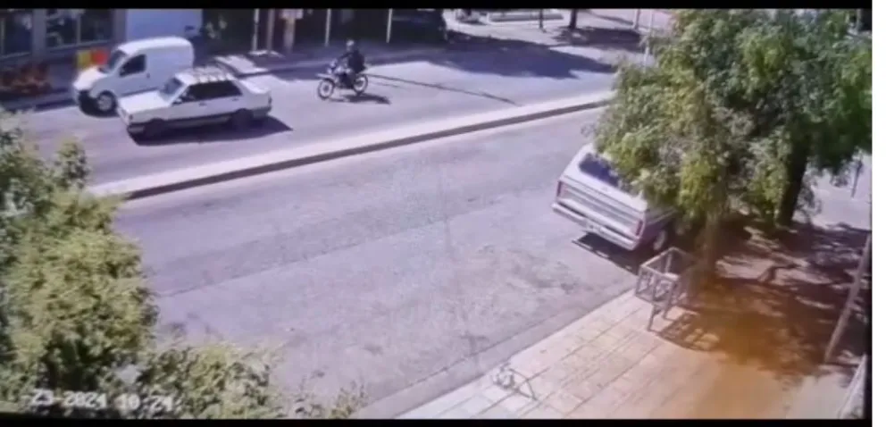 Impresionante choque capturado: una moto colisionó con auto estacionado