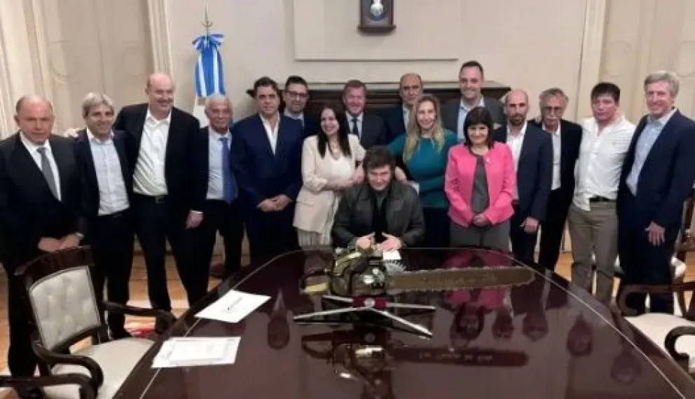 Insólito: Milei se reunió con su Gabinete y puso una motosierra sobre la mesa