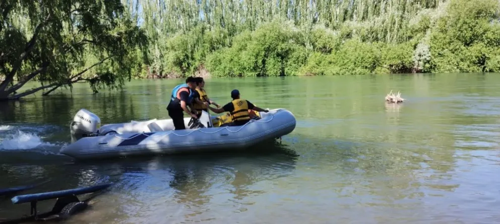 Dramático operativo en el río: un hombre fue rescatado mientras intentaba salvar a su perro