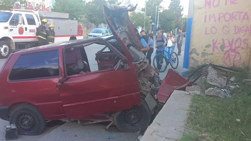 Un vehículo chocó de lleno contra la garita de la estación de tren