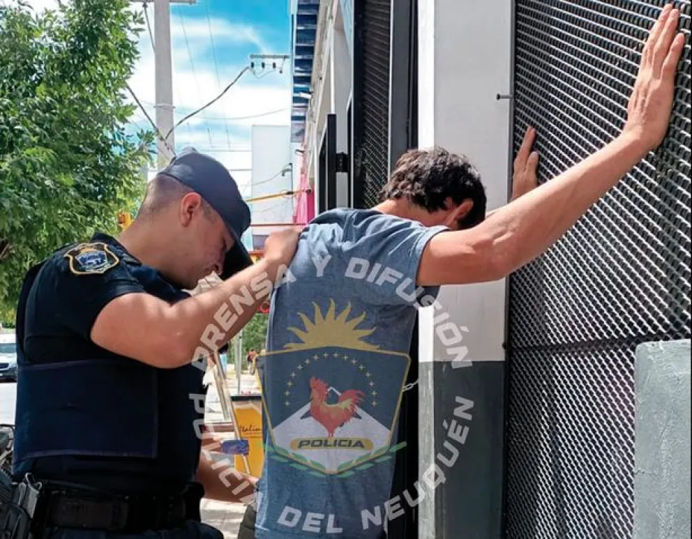 Andaba en pleno centro comercial, amenazando a los vecinos, y tenía un pedido de captura