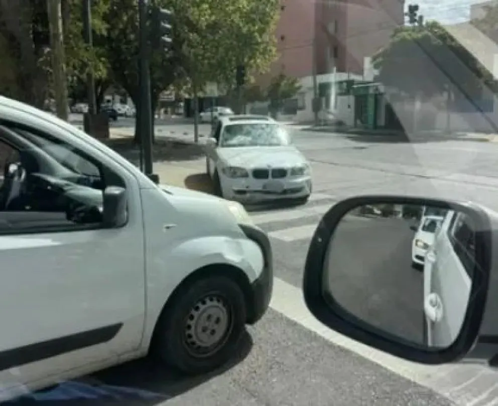 Tras un choque otro hombre se presentó como el conductor: buscan al responsable