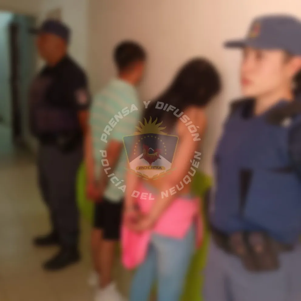 Detuvieron a dos jóvenes por ingresar a una vivienda y amenazar con armas a un menor