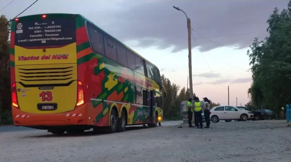 Murió el hombre que cayó de un colectivo en movimiento en Ruta 22