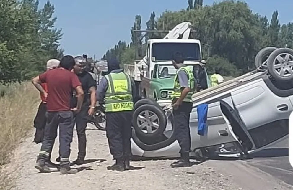 Accidente en la Ruta 22: un auto volcó y complicó el tránsito en Allen
