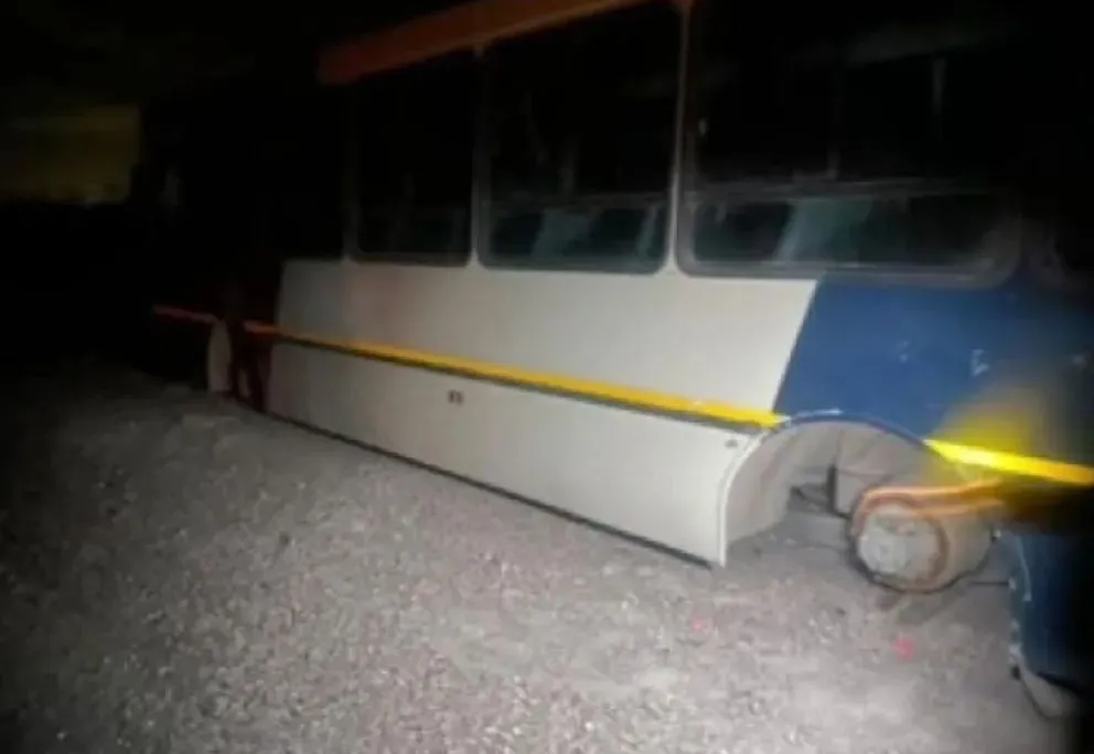 Colectivo viajaba de Chimpay a Regina tuvo un desperfecto y quedó parado a la vera de la 22, lo robaron y vandalizaron