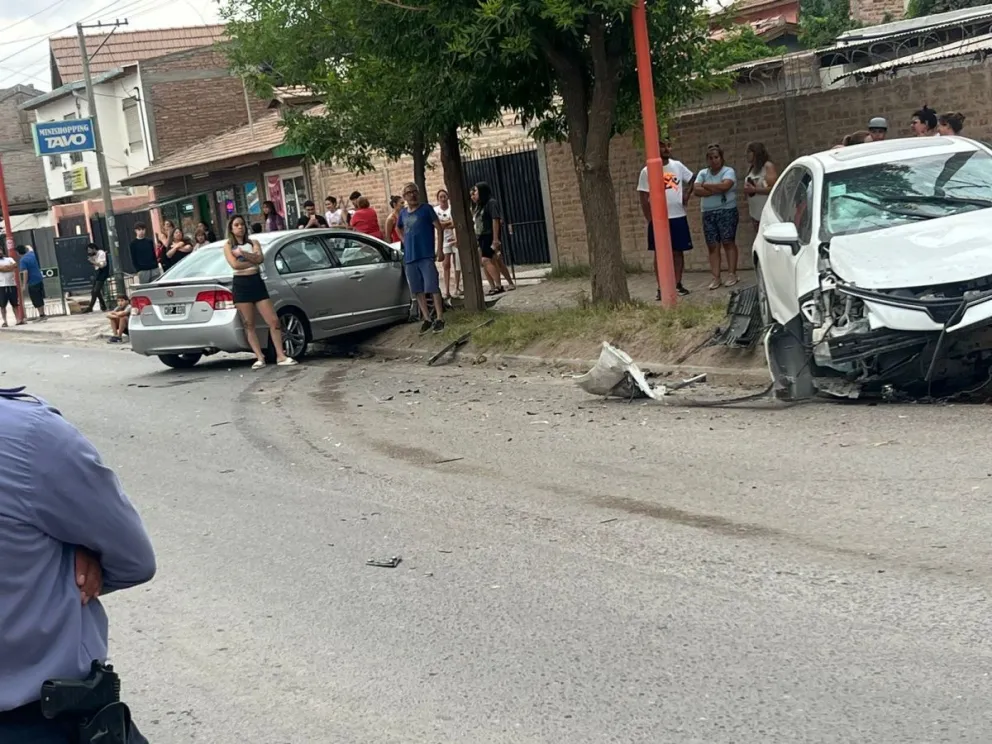 Choque en Circunvalación: tres personas heridas, entre ellas un niño