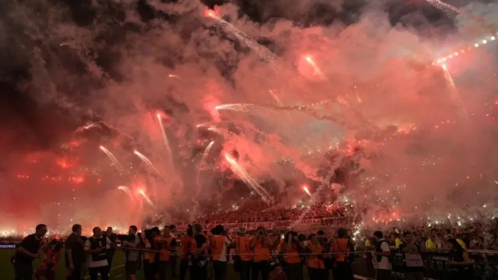 La CONMEBOL sancionó a River por el uso de pirotecnia: multa económica y partido sin público