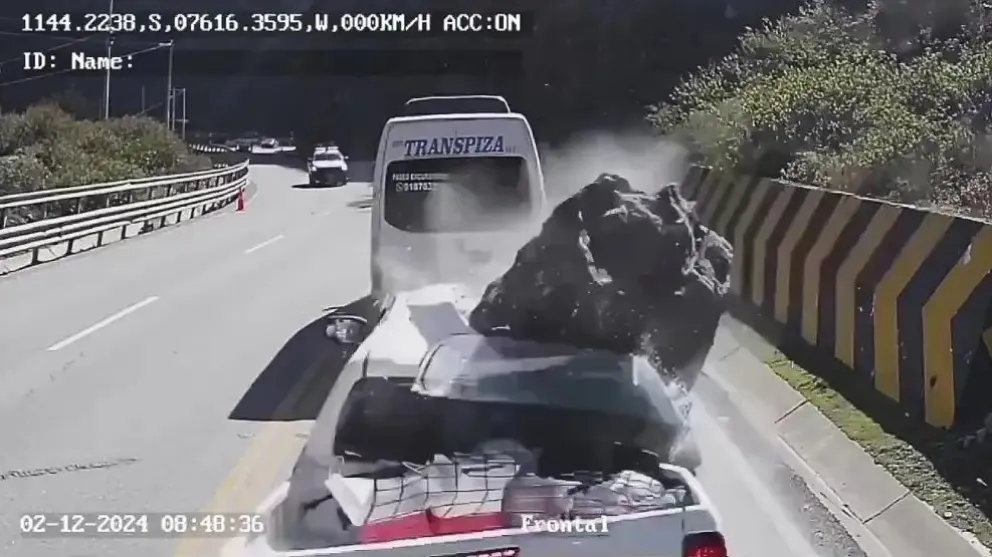 Video: una roca aplastó una camioneta y murieron 3 personas