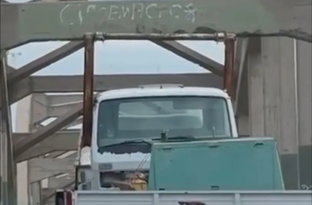 VIDEO: imprudencia al volante: un camión rompió dos vigas del puente carretero y causó demoras 