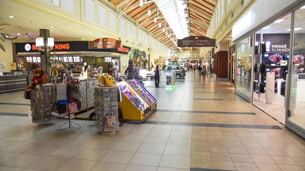 Tragedia en un hipermercado: un empleado murió en el vestidor antes de comenzar su jornada laboral 