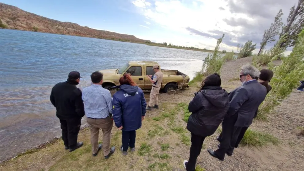 camioneta en el rio