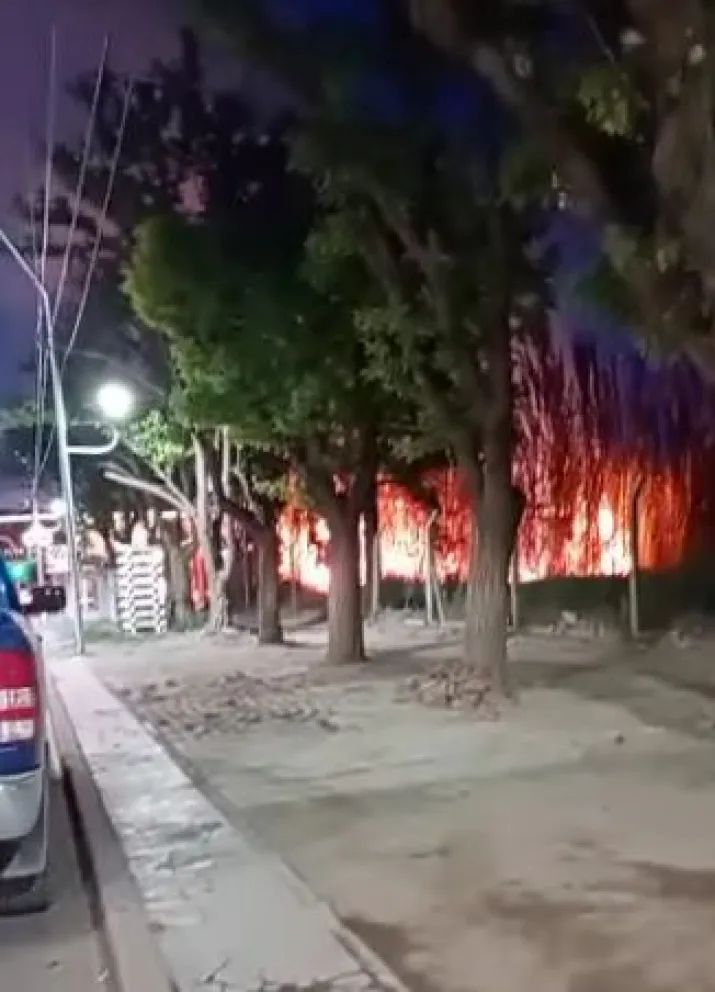 Un enorme incendio en una zona muy transitada preocupó a los vecinos