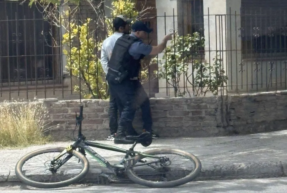Dos personas fueron detenidas mientras intentaban robar  dentro de una casa 