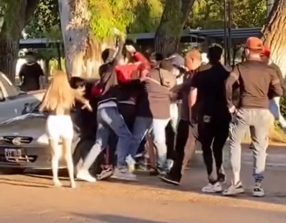   Brutal pelea frente a un boliche en Allen: piñas, botellazos y heridos