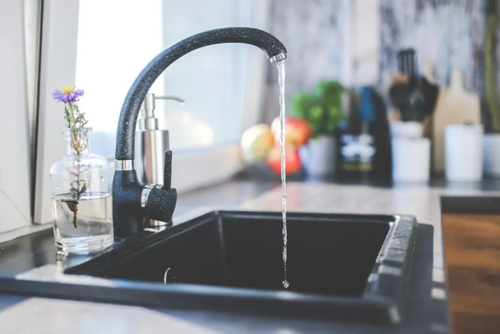 Desde Aguas Rionegrinas se continúa trabajando y reforzando el servicio para acompañar la demanda propia de esta época del año. Foto archivo