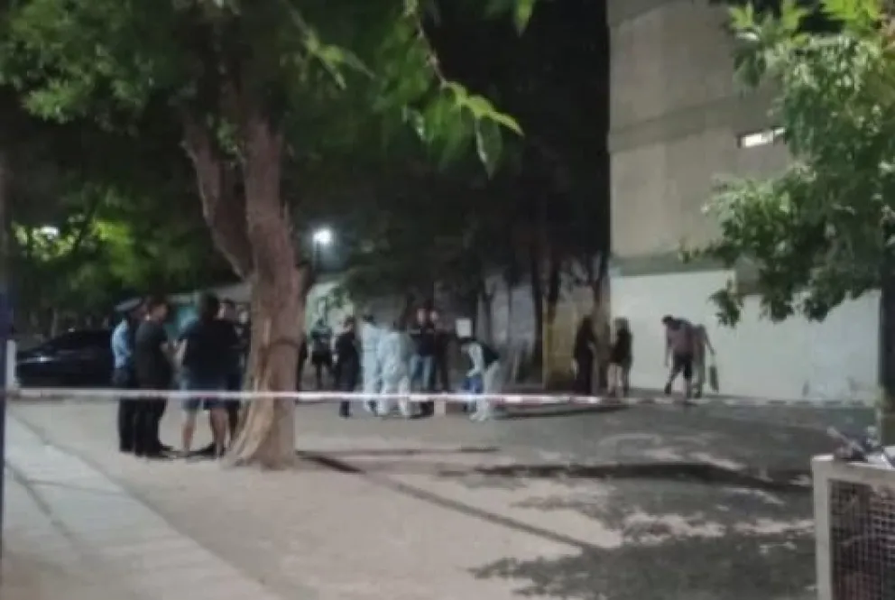 La noticia del doble crimen se conoció este jueves por la noche en el barrio 400 viviendas de Cipolletti |Foto (gentileza Miguel Angel Parra)