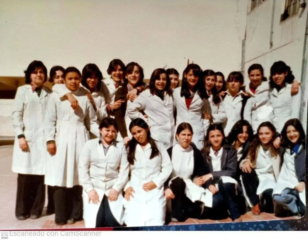 Stella Maris (abajo, la primera a la izquierda), junto a Noemí Bascur, en una foto de la escuela secundaria. El patio del colegio Manuel Belgrano y una adolescencia donde todas las historias eran posibles. Foto: gentileza Noemí Bascur.