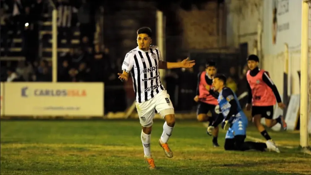 El delantero, cuando festejaba sus goles en la cancha de Cipolletti. En el albinegro recuperó su confianza goleadora. Foto: archivo.