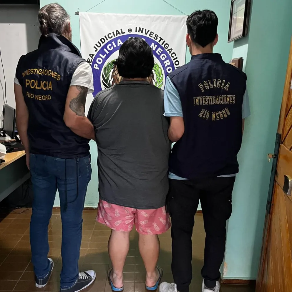 El gobernador publicó una foto del momento de la detención.