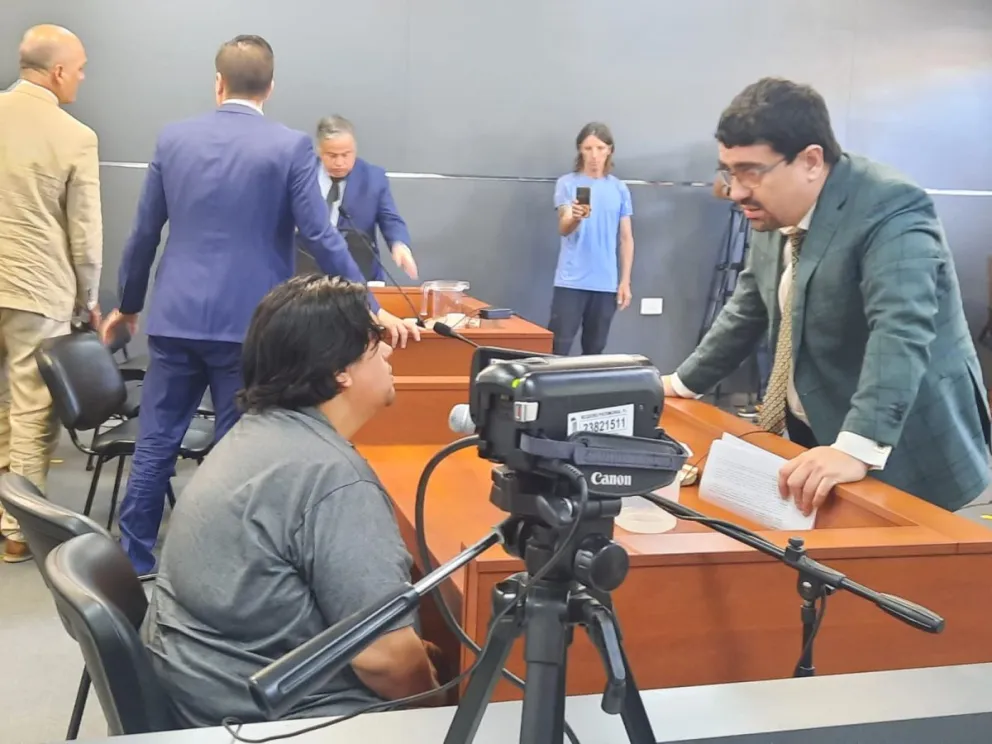 Si la justicia lo encuentra culpable, Espinoza puede ser condenado a prisión perpetua. En la imagen, junto al defensor oficial, Marcelo Caraballo. Foto: Cipo360.