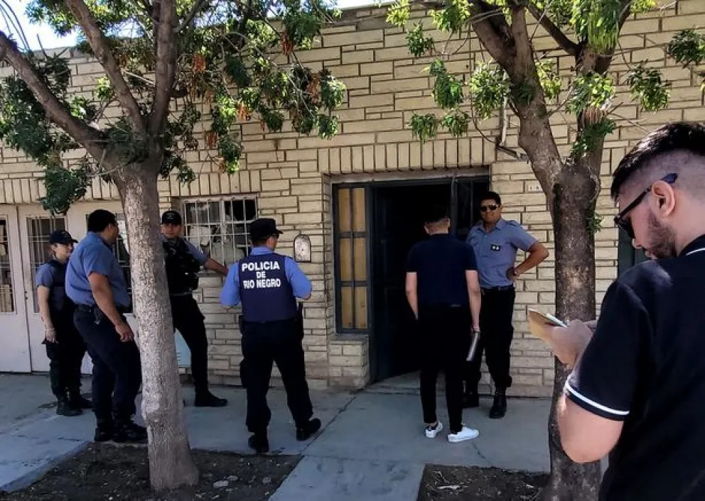 El procedimiento se realizó con una orden judicial y con el apoyo de la policía provincial. Foto: Municipalidad de Cipolletti.