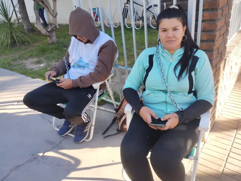 Trabajadores despedidos se encadenaron frente al ingreso a la municipalidad de Catriel. Reclaman la reincorporación y la apertura al diálogo. Foto: gentileza Foyem.
