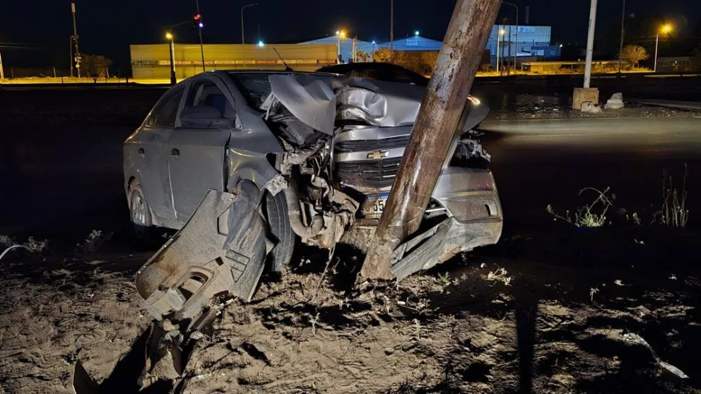 El Chevrolet se incrustó contra la base que sostiene un gran cartel publicitario. Los jóvenes sufrieron heridas menores gracias a los airbags. Foto: gentileza Centenario Digital.